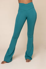 Crisscross Hourglass® Flared Leggings with Pockets - Emerald